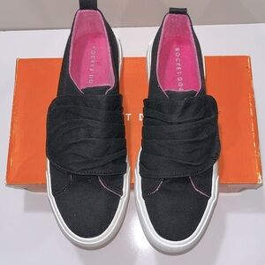 NWT Split Size Rocket Dog Sneaker Black Sz 8.5 (L) / 9 (R)